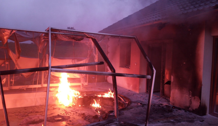 Plameny v Ledcích poničily zahradní domek i zastřešení bazénu