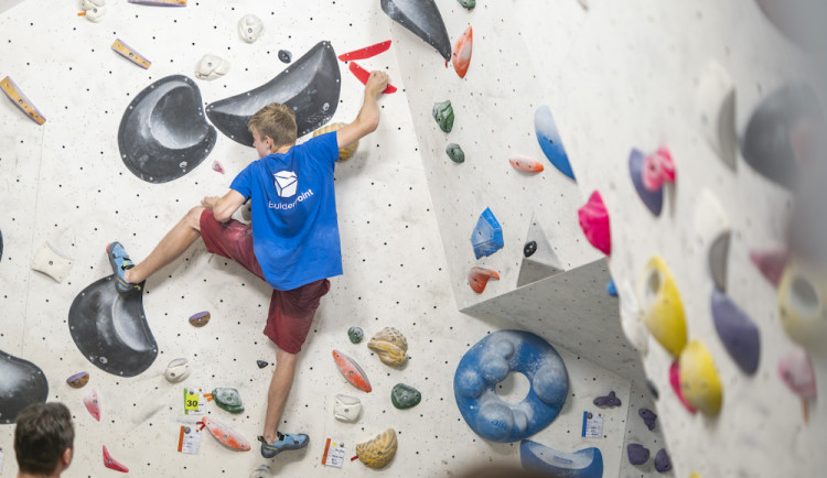 Zlepšovat se a být s kamarády. Co baví děti v lezeckém klubu LK Boulder?