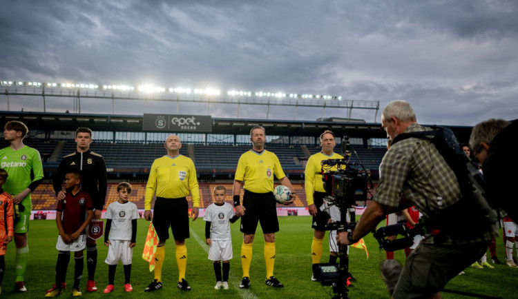 Režisér Kolečko točí film na letenském stadionu, hledá stovky sparťanských komparsistů. Dostanou za to jídlo a dárek