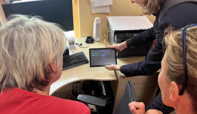 Vedoucí týmu Richard Cimler vysvětluje personálu domova v Jindřichovicích, jak se technologie obsluhuje.