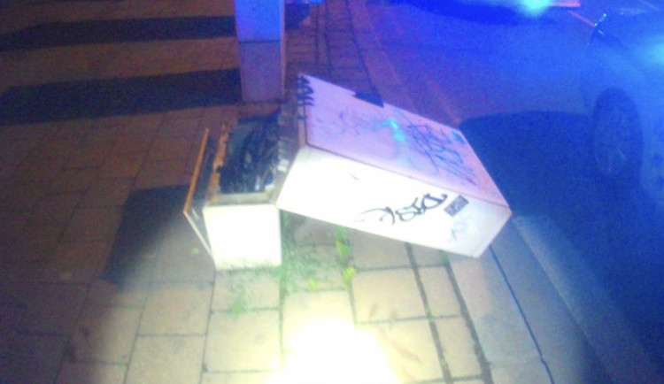 Mladík před zraky strážníků rozkopal elektrický rozvaděč. Byl jsem naštvaný, hájil se