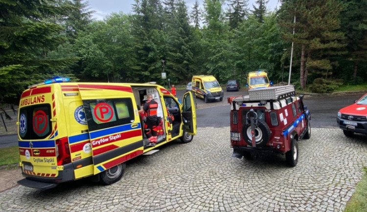 Blesk zasáhl velkou skupinu turistů včetně dětí na polské straně Jizerek. Dvě desítky zraněných