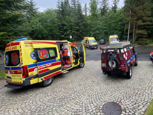 Blesk zasáhl velkou skupinu turistů včetně dětí na polské straně Jizerek. Dvě desítky zraněných