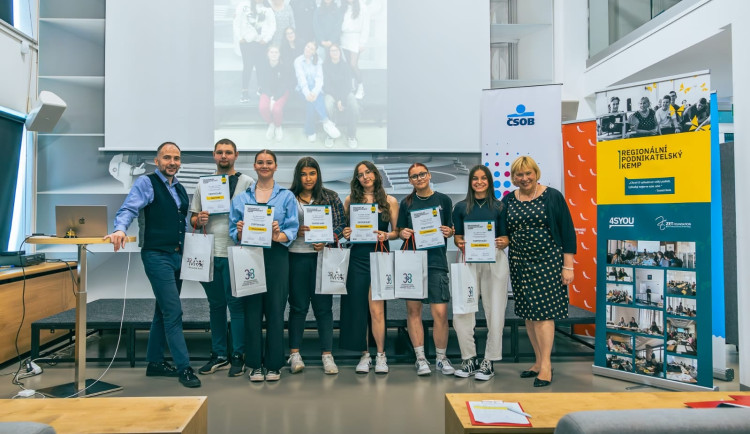 Mladí absolventi kempu pro děti z dětských domovů z Libereckého kraje.