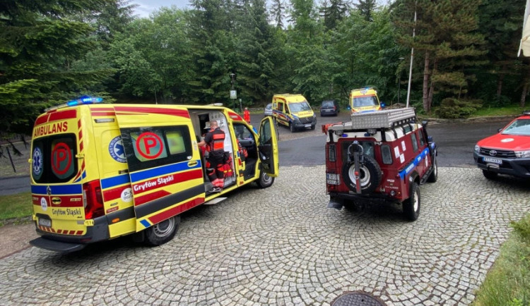 Blesk zasáhl velkou skupinu turistů včetně dětí na polské straně Jizerek. Dvě desítky zraněných
