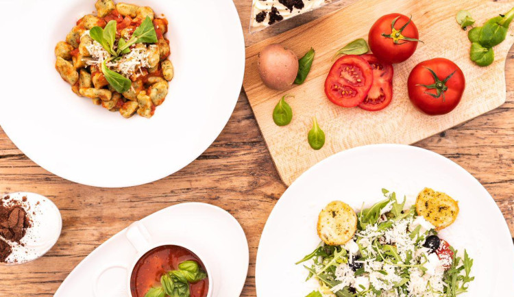 Za výhodnou cenu koupíte hotová jídla i potraviny z obchodu či květiny.