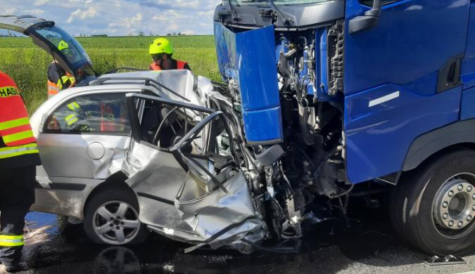 Tragédie na Pelhřimovsku. Řidič v osobním autě nepřežil střet s náklaďákem, místo je neprůjezdné