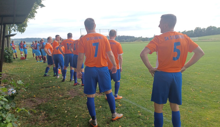 Bubnování a hlasité fandění na fotbale ve Studenci může pokračovat, řekl soud