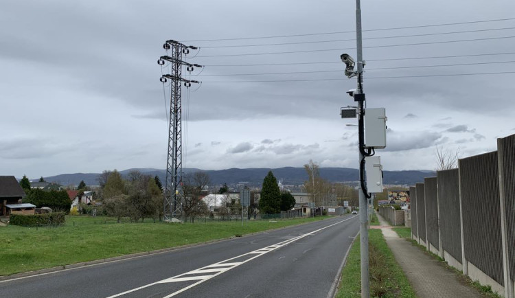 Lidé už si na radar v liberecké Dubici zvykli. Nově na něj upozorní i značka