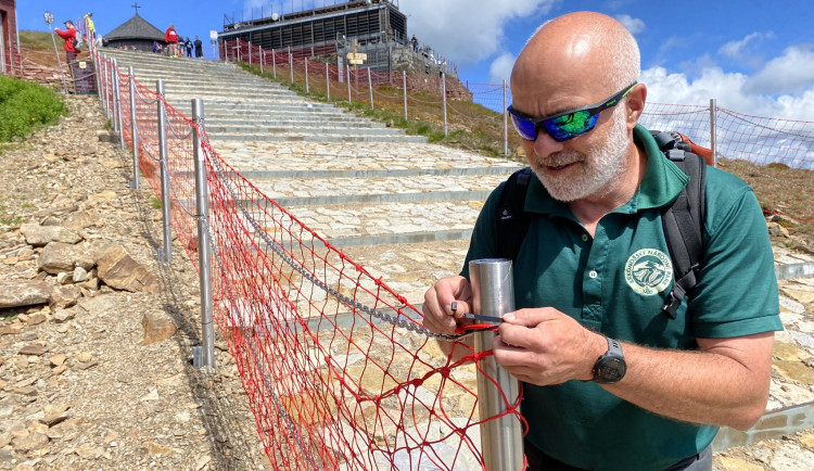Neukázněné turisty na Sněžce mají držet na uzdě ochranné sítě