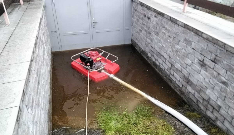 VIDEO: Brnem se prohnala bouřka. Hasiči odčerpávali vodu a odstraňovali popadané stromy