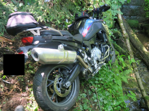 Motorkářka sjela ze srázu, vrtulník ji transportoval do nemocnice