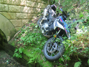 Motorkářka sjela ze srázu, vrtulník ji transportoval do nemocnice