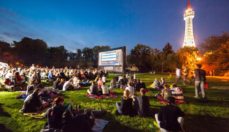 Kinobus DPP vyjede v pondělí do sedmnácté sezóny. Program nabídne jak filmové novinky, tak ostřílené klasiky