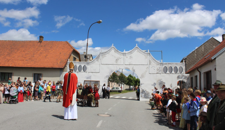 VIDEO: Dolní Cerekev oslavila 800 let. Stovky lidí šly historickým průvodem, na den se tam znovu objevila brána, kterou zbořil tank