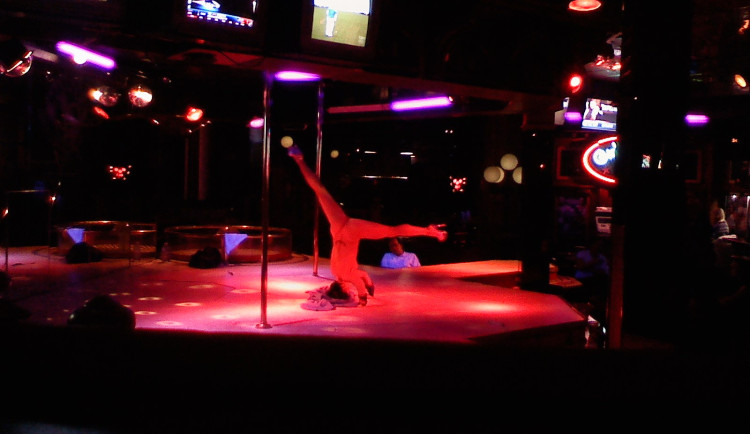 Cizinec zůstal zamčený na striptýzu v Brně. Vymstil se mu dlouhý pobyt na záchodě