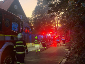 Požár v Liberci. Hořelo v areálu bývalých skokanských můstků nedaleko Masarykovy ulice