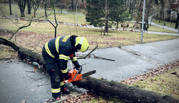 Meteorologové varují před velmi silnými bouřkami a vedrem. V sobotu může být až 34 stupňů