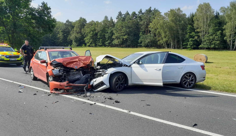 Dopravní nehoda na Českolipsku si vyžádala dvě zranění. Jedné osobě hasiči provedli první pomoc