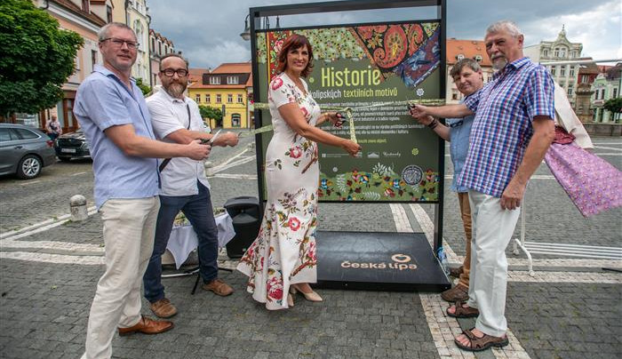 V ulicích České Lípy probíhá výstava připomínající tradici místních textilek