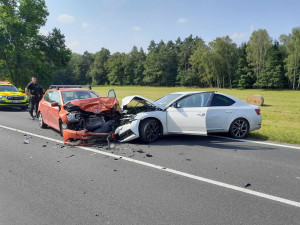 Dopravní nehoda na Českolipsku si vyžádala dvě zranění. Jedné osobě hasiči provedli první pomoc