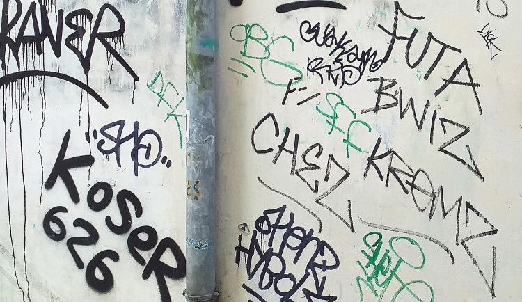 Dva mladíci tagovali na hradby v Denisových sadech. Jsou podezřelí z trestného činu