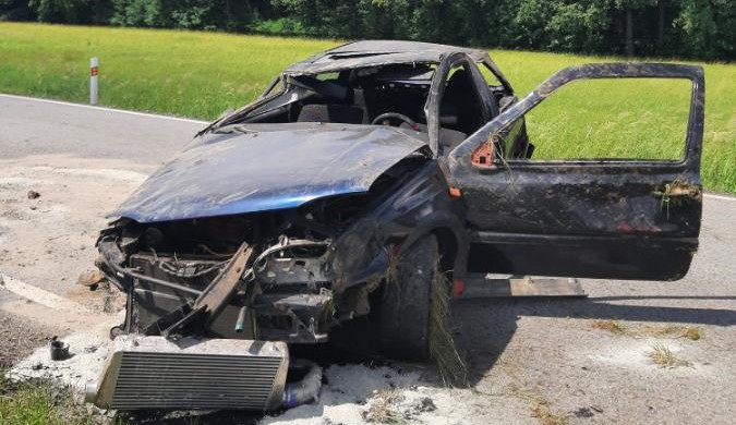 Na Třebíčsku při předjíždění došlo k nehodě. Řidič v autě šel přes střechu a skončil v nemocnici