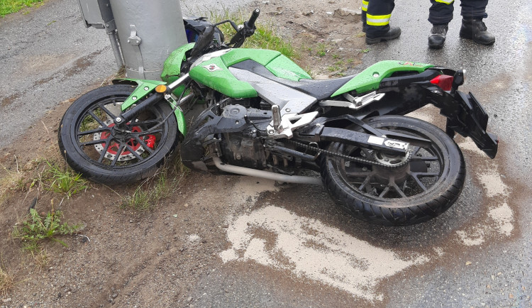 Nehoda na Romana Havelky. Motorkáře, který se srazil s autem, transportovali do jihlavské nemocnice