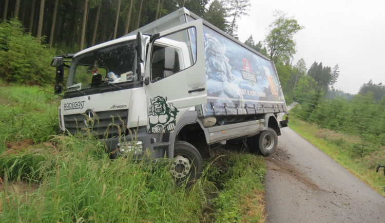 Škoda skoro za milion. Řidič v náklaďáku najel na krajnici a skončil v příkopu