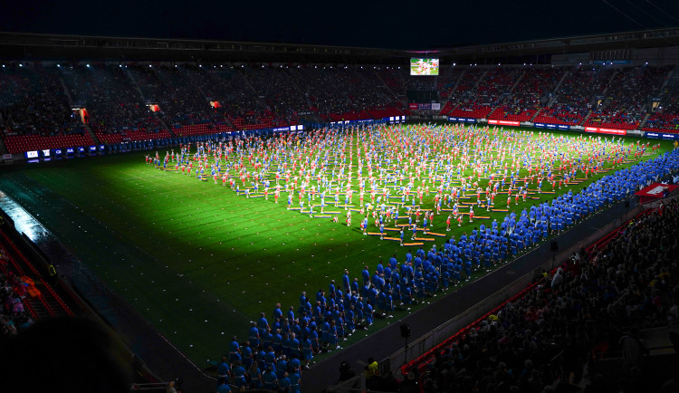 FOTOGALERIE: Prapor od prezidenta, déšť a plný Eden. Podívejte se, jak vypadala první hromadná skladba všesokolského sletu