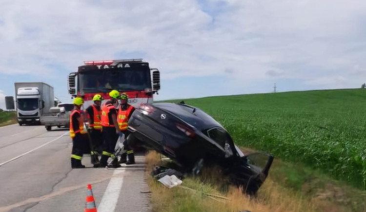 U Mělkovic se stala vážná nehoda, dvě ženy se zranily. Jednu z nich do nemocnice transportoval vrtulník