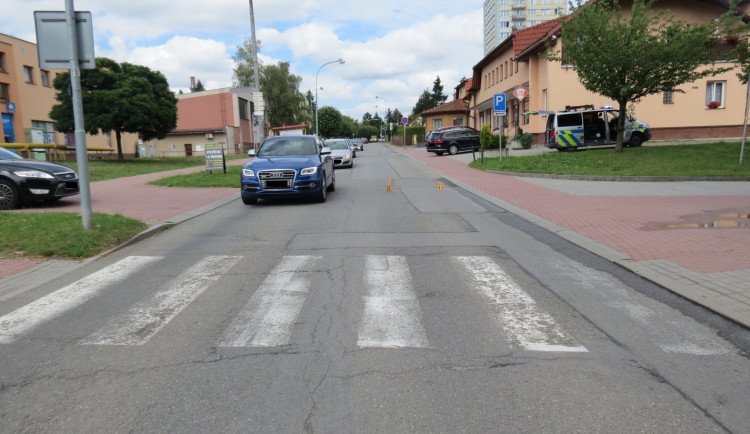 Auto v Pelhřimově srazilo chodkyni. Hledají se svědci, případně řidiči s kamerou v autě