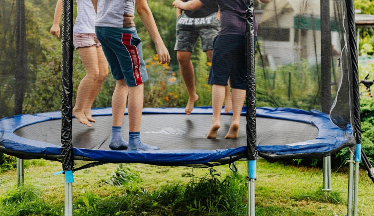 Letní úrazy u dětí. Strašákem jihlavských traumatologů jsou i letos trampolíny a skákací hrady