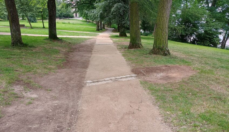 Město Liberec obnovuje povrchy cest ve svých parcích