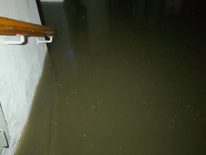 Bouřky zaměstnaly profesionální i dobrovolné hasiče. Voda zaplavila také nájezd na frekventovanou silnici