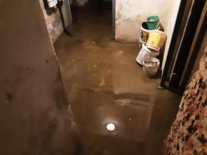 Bouřky zaměstnaly profesionální i dobrovolné hasiče. Voda zaplavila také nájezd na frekventovanou silnici