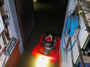 Bouřky zaměstnaly profesionální i dobrovolné hasiče. Voda zaplavila také nájezd na frekventovanou silnici