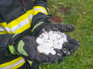 Bouřky zaměstnaly profesionální i dobrovolné hasiče. Voda zaplavila také nájezd na frekventovanou silnici