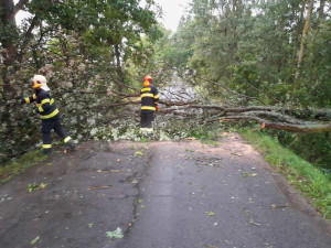 Bouřky zaměstnaly profesionální i dobrovolné hasiče. Voda zaplavila také nájezd na frekventovanou silnici