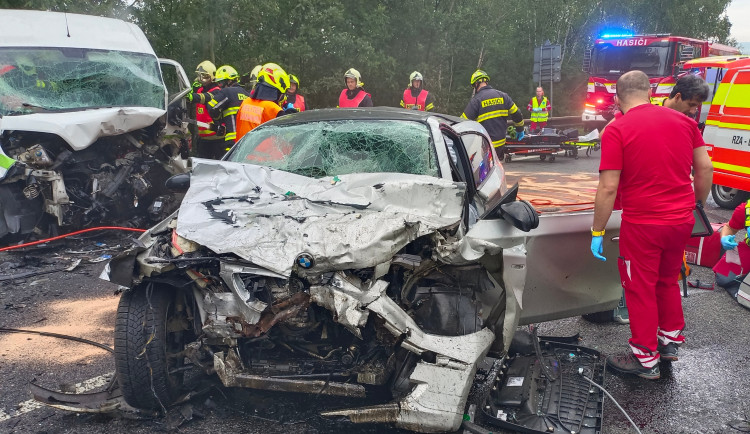 Po střetu dodávky s osobním autem je uzavřená silnice I/13 u Bílého Kostela nad Nisou