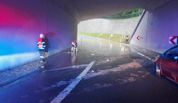 Bouřky zaměstnaly profesionální i dobrovolné hasiče. Voda zaplavila také nájezd na frekventovanou silnici.