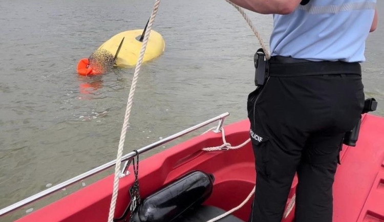 Silný vítr převrátil plachetnici na Máchově jezeře. Zoufalého chlapce zachránili až policisté.