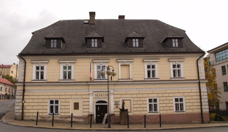 Na výstavě květinových zátiší pracovali několik let. Pracovníci Pojizerské galerie v Semilech představují 33 umělců