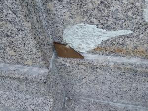 Vandalové řádili ve Frýdlantu. Poničili pomník ve Větrově, ukradenou pamětní desku ovšem nezpeněží