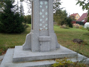 Vandalové řádili ve Frýdlantu. Poničili pomník ve Větrově, ukradenou pamětní desku ovšem nezpeněží