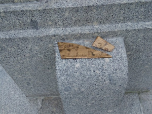 Vandalové řádili ve Frýdlantu. Poničili pomník ve Větrově, ukradenou pamětní desku ovšem nezpeněží