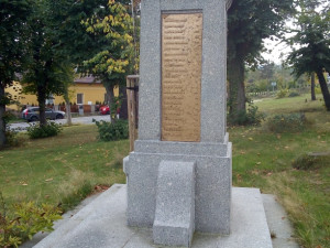 Vandalové řádili ve Frýdlantu. Poničili pomník ve Větrově, ukradenou pamětní desku ovšem nezpeněží