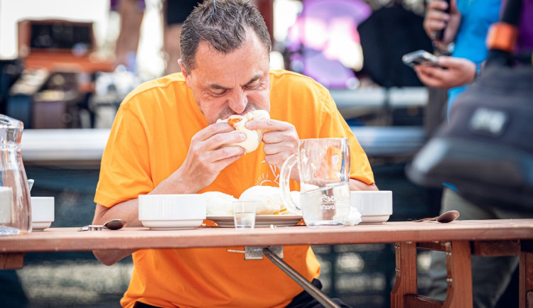 Maxijedlík opět úřadoval. Na meruňkobraní snědl tři kila kynutých knedlíků