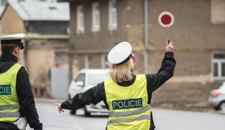 Řidič bez řidičáku proletěl Jihlavou více než sedmdesátikilometrovou rychlostí. Zastavila ho policie