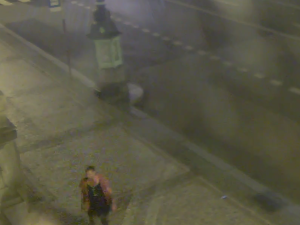 Fyzické napadení u radnice. Policie hledá muže z kamerového záznamu